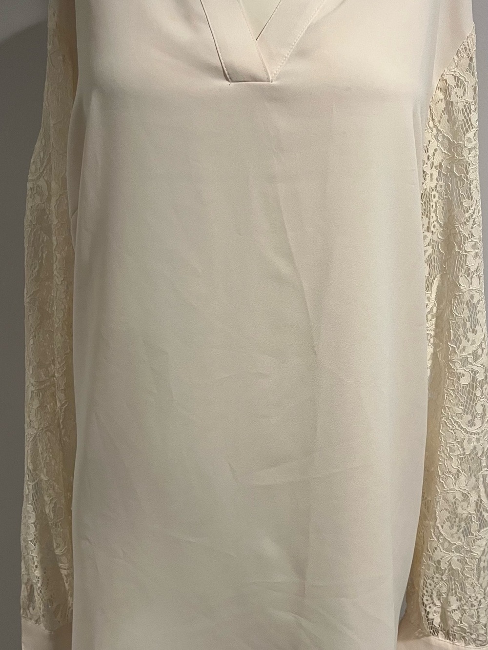 ANNE KLEIN Cream V-Neck Blouse with Lace Sleeves Sz 1X, ORIG $109+ DESIGNER deal